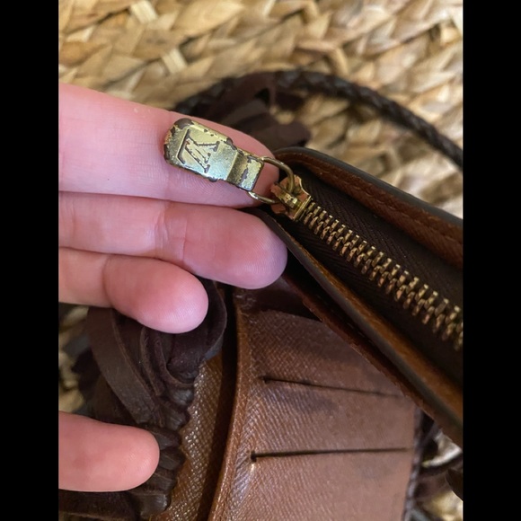 Sold Louis Vuitton fringed crossbody - Picture 4 of 8